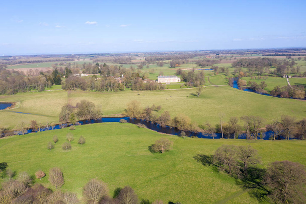 Foto aérea de la ciudad británica de Wetherby en Leeds West Yorkshire que muestra el lado típico del campo con un río que corre a través del prado en la época de invierno. - Foto, imagen