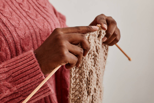 Femme Mains Écharpe à tricoter - Photo, image