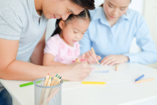 família feliz asiático desenho juntos em casa - Foto, Imagem