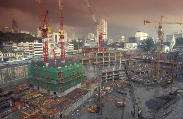 un gran lado de la construcción en la ciudad de Kuala Lumpur en Malasia. Malasia, Kuala Lumpur, agosto de 1997 - Foto, Imagen