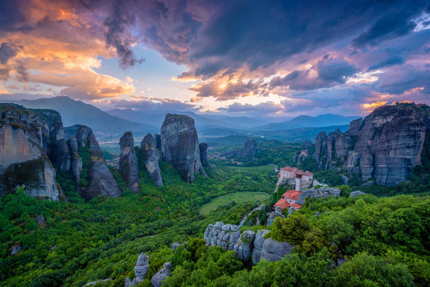 Cielo al tramonto e monasteri di Meteora - Foto, immagini