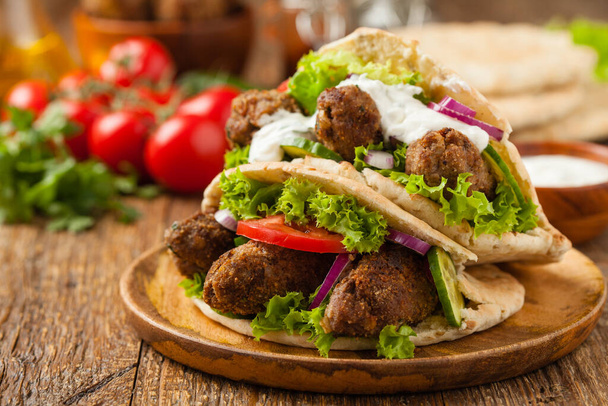 Kebab, kofta in pita, bun. Traditional southern European dish. Front view.  - Foto, immagini