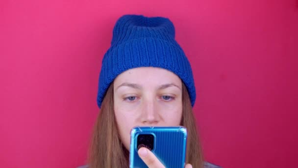 Kaunis naisbloggaaja älypuhelin tekee tarinoita selfie sosiaalisen median. Nuori nainen vieritys internet-blogi puhuu tilaajien kanssa videopuhelu stream.Personal brändi bloggaaminen vlog kanava katselee valokuvia - Materiaali, video