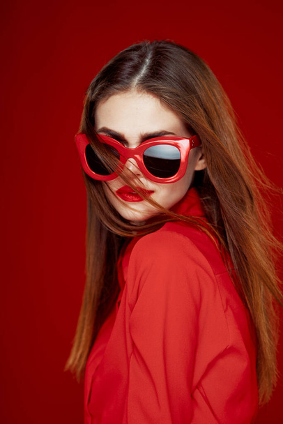 cheerful woman in a red shirt sunglasses Glamor close-up - Fotografie, Obrázek
