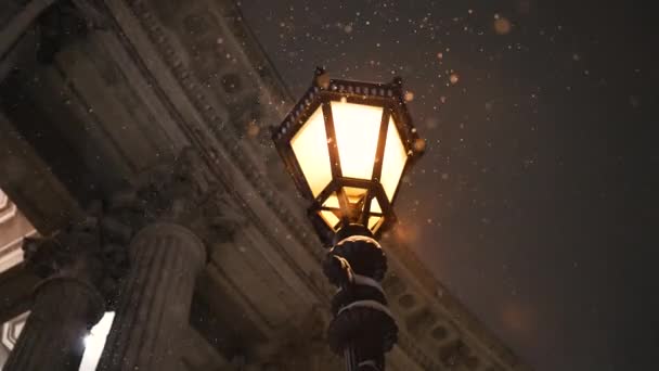 Vintage lampa uliczna w nocy ze śniegiem w zwolnionym tempie - Materiał filmowy, wideo