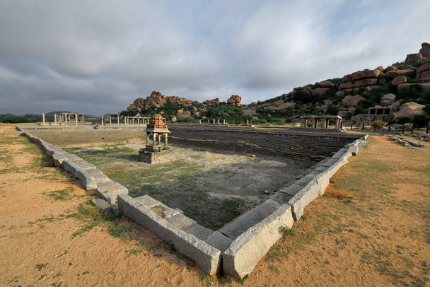 Vittalaraya Pushkarni ou tanque de água em Hampi, Karnataka, Índia. Património Mundial da UNESCO - Foto, Imagem