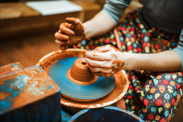 陶芸家はジャグを作る。主人の手は粘土で染色されている。料理の作成に関する手動作業 - 写真・画像
