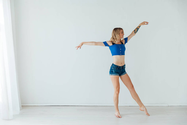 美しい運動ブロンドの女が一人で音楽に踊る - 写真・画像