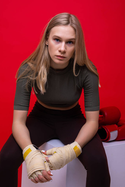 Sportliche junge Frau ruht nach Boxtraining - Foto, Bild