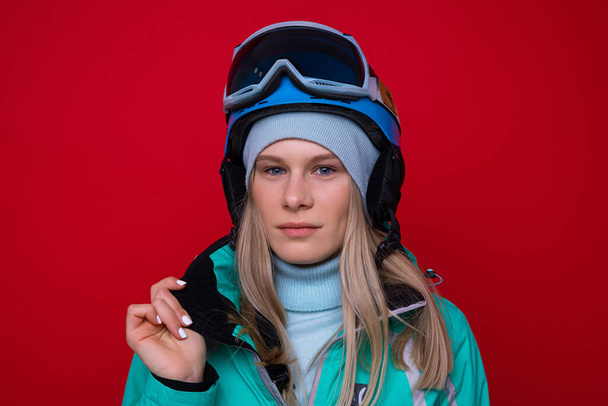Προσωπογραφία νεαρής γυναίκας με μπουφάν, κράνος και γυαλιά του σκι - Φωτογραφία, εικόνα