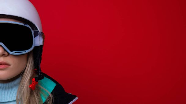 Portrét mladé ženy v lyžařské helmě a brýlích - Fotografie, Obrázek