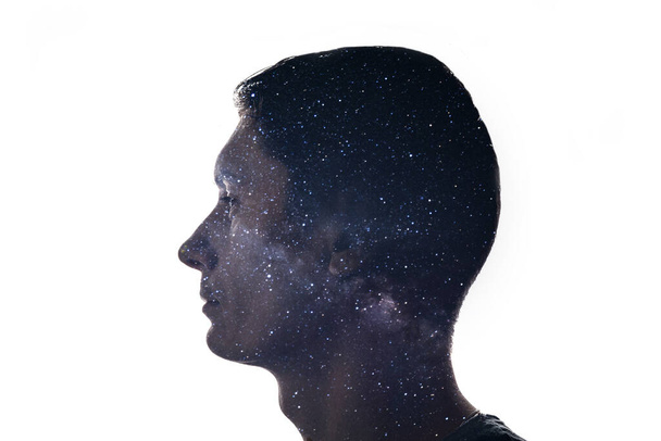 Eristetty yhdistelmä siluetti miehen kasvot ja tähdet Linnunradan. Käsitys ihmisen ja maailmankaikkeuden välisestä yhteydestä, uusista löydöistä ja avaruustutkimuksesta - Valokuva, kuva