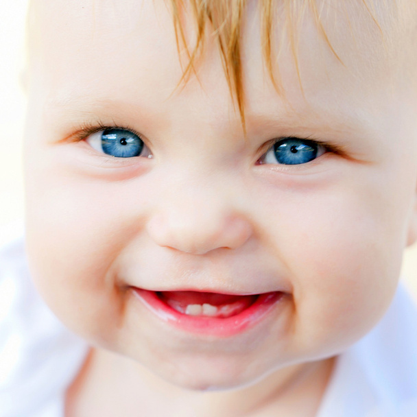 Visage de bébé souriant gros plan
. - Photo, image