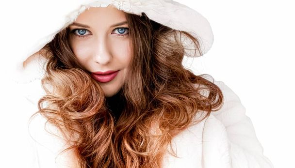 Зимова мода і різдвяні свята. Молода жінка в пухнастого хутра з капюшоном на білому тлі, теплий одяг, як xmas стиль і модний одяг - Фото, зображення