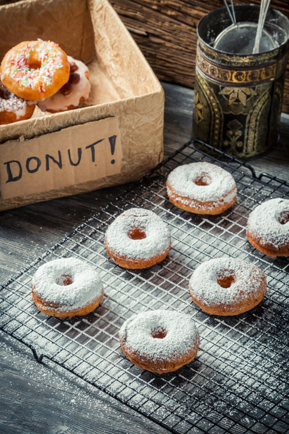 Freshly decorated with powdered sugar donuts - Foto, Bild