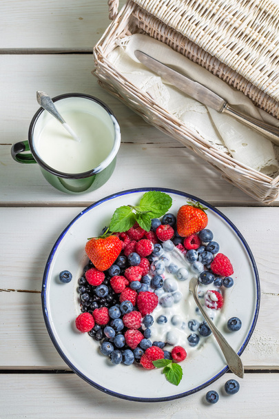 Berry fruits with cream - Foto, Imagen