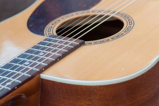 zbliżenie szczegóły drewniane struny gitar akustycznych - Zdjęcie, obraz