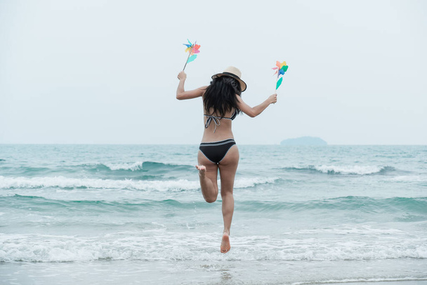 sexy asiático mujer usando bikini en la playa - Foto, imagen