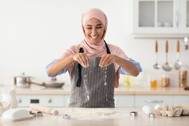 Iszlám hölgy Hidzsáb Sütés Konyhában, Öntözni liszt a sodort tészta - Fotó, kép