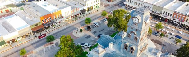 Panorama widok z lotu ptaka zabytkowy sąd Hood County i Wieża zegarowa w centrum Granbury, Teksas, Ameryka. Mały plac miasta unikalne butiki, bistro, zieleń i siedzenia dla zwiedzających - Zdjęcie, obraz