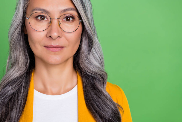 Cropped photo of mature woman smart casual eyewear challenge agism isolated over green color background - Foto, afbeelding