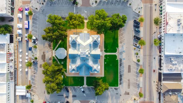 Vertical aerial view of Historic Hood County Courthouse in Downtown Square Granbury, Teksas, USA - Zdjęcie, obraz