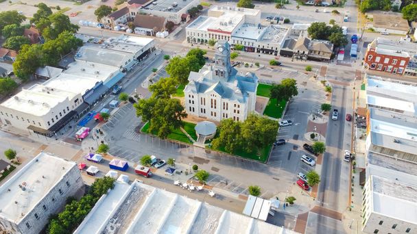 Ilmakuva historiallinen Hoodin piirikunnan oikeustalo ja kellotorni Square Granburyn keskustassa, Texas, Yhdysvallat - Valokuva, kuva