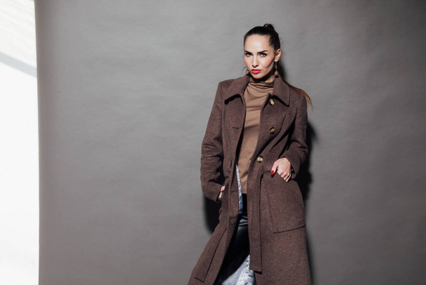 retrato de una hermosa mujer de moda en un abrigo marrón cálido de otoño - Foto, Imagen