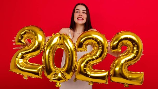 Kellemes ünnepeket - Barna estélyi ruhában tartja a számokat 2022 - Fotó, kép