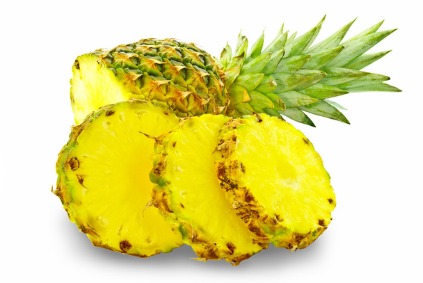 Knip een ananas op een schotel geïsoleerd op een witte achtergrond - Foto, afbeelding