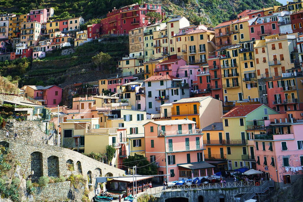 Вид на деревню Манарола, Чинке-Терре, Италия - Фото, изображение