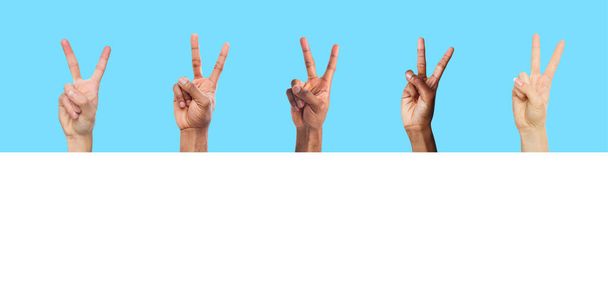 Gros plan des mains masculines et féminines montrant un geste de signe ok - Photo, image