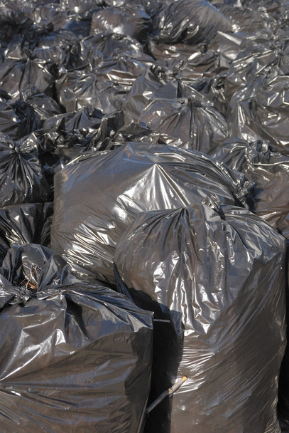 tas de sacs poubelles noirs avec des tonnes de déchets, vertical
 - Photo, image