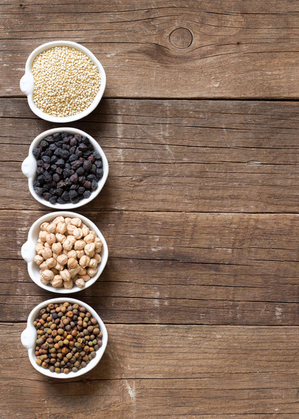 Cereales y legumbres en cuencos
 - Foto, imagen