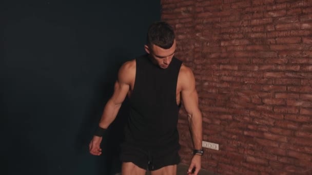 Mladý svalnatý chlap demonstruje své velké bicepsy a kostky abs. Koncept sportu a zdravého životního stylu - Záběry, video