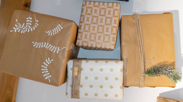 Craft boîtes cadeaux marron pile cadeau en papier Festive Noël et Nouvel An fête concept - Photo, image