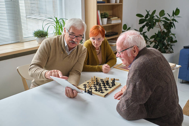 Літні люди вчаться грати в шахи
 - Фото, зображення