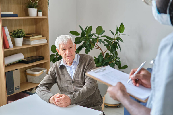 Anciano escuchando la prescripción del médico - Foto, Imagen
