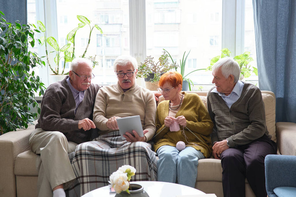 Elderly friends using tablet pc together - Fotoğraf, Görsel