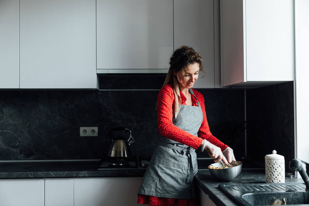 nainen kotiäiti valmistelee makea jälkiruoka kakku syömiseen - Valokuva, kuva