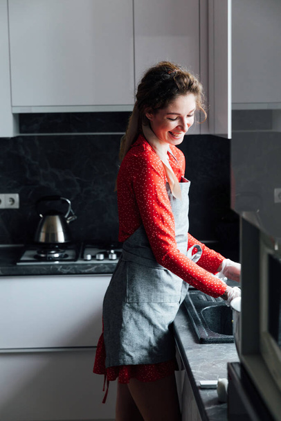 домохозяйка моет грязную посуду для еды - Фото, изображение