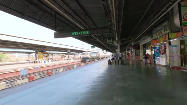 Zug fährt in einen leeren indischen Bahnsteig ein. Der Bahnhof von Kolkata. Chitpur, Westbengalen, Indien, Asien-Pazifik. 30. November 2021 - Filmmaterial, Video
