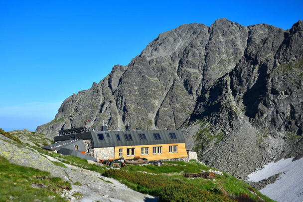 Zbojnicka Chata, die Berghütte am oberen Ende der Schlucht Velka Studena Dolina in der Hohen Tatra. Slowakei. Bild aus dem öffentlichen Raum. - Foto, Bild