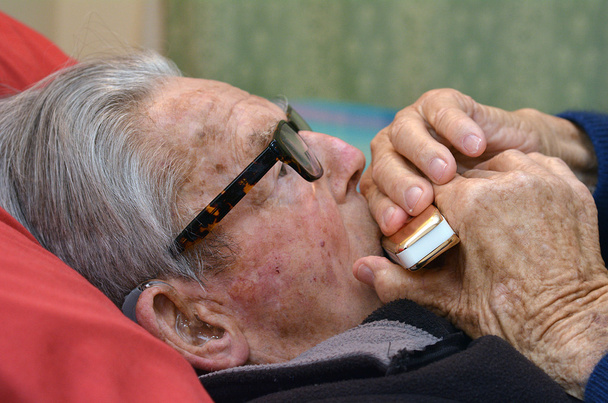 Öreg ember játszik szájharmonika - Fotó, kép