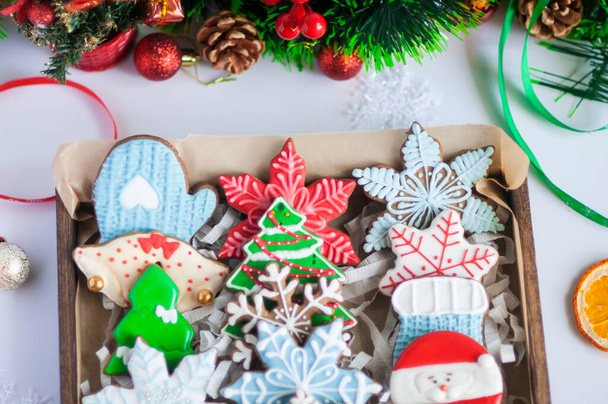Galletas de jengibre caseras de Navidad con decoración de festivales - Foto, Imagen