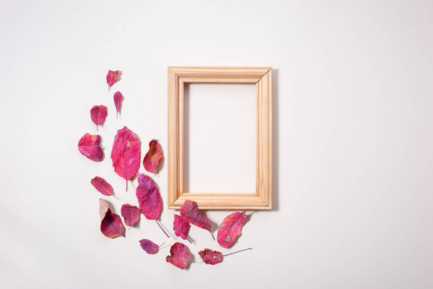 minimalistic autumn concept composition photo frame with autumn leaves on beige background. - Foto, immagini