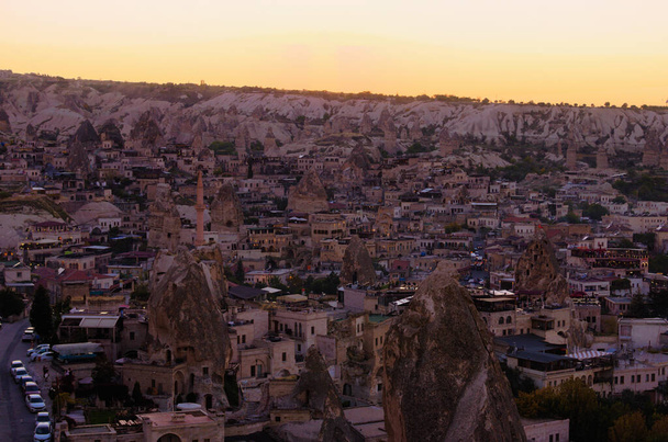 Niesamowity widok na zachód słońca starożytnych budynków w Goreme. Popularne miejsce podróży w Turcji. Lista światowego dziedzictwa UNESCO. - Zdjęcie, obraz