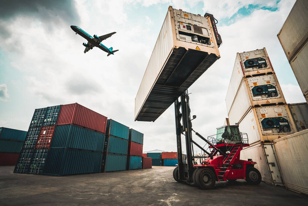 Contenedor de carga para envío en el extranjero en astillero con avión en el cielo . - Foto, Imagen
