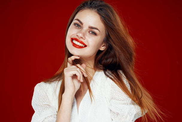 atractiva mujer pelo rojo labios rojos posando glamour - Foto, imagen