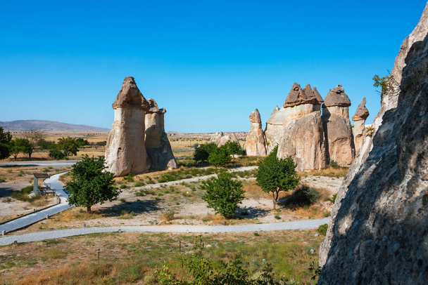 Sprookjesschoorstenen. Sprookjesschoorstenen in Pasabagi Cappadocia. Archeologische site Pasabagi in Avanos Nevsehir. - Foto, afbeelding
